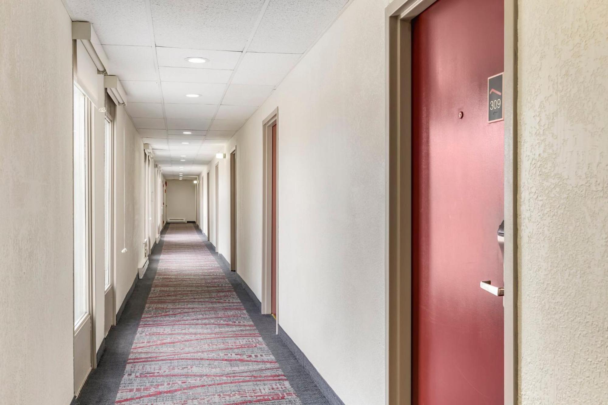 Red Roof Inn Страудсберг Экстерьер фото