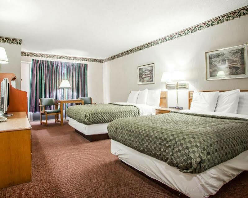 Red Roof Inn Страудсберг Экстерьер фото